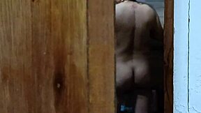 me caliento cada día más espiando a mi cuñada cuando se baña en la ducha