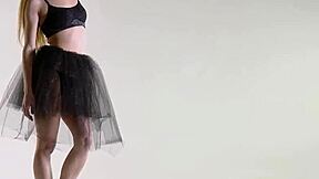 Flexible blonde demonstrates her gymnastic skills! 🤸‍♀️