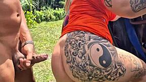 Hey, vazou na net veja o que esse grupo de amigos fazem em local público with Latina teen pornstar in interracial 3some