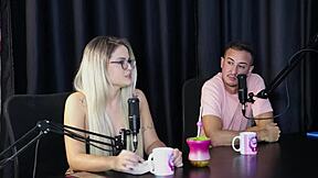 começou pra deixar de ser clt não faz hard é hétero mas grava com mulheres e é acompanhante - charllottye sheer red