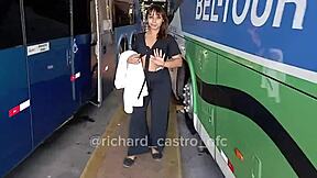 novinha de 18 anos flagrada chupando ator porno no ônibus em vídeo vazado na net