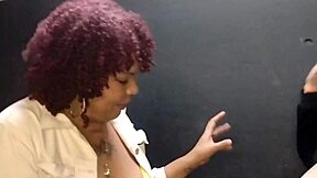 Levei a irmã da minha mulher pro glory hole e a safada mandou ver na pica 😈