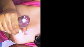 La madre de su amiga era una mujer voluptuosa que siempre vestía ropa ajustada y provocativa, lo que lo ponía muy nervioso