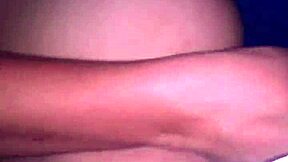 A mi chibola sexy le encanta ser bien penetrada en rough homemade sex.