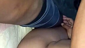 Padrastro disfruta de sus dos jóvenes hijastras culonas que prueban enorme verga por primera vez en riding sex.