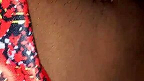 Padrastro disfruta de sus dos jóvenes hijastras culonas que prueban enorme verga por primera vez en riding sex.