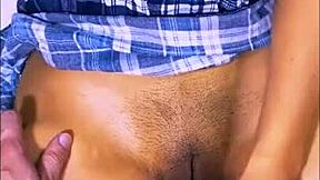 la apretada vecina del piso de arriba me tienta con su sonrisa coqueta como tímida estudiante latina