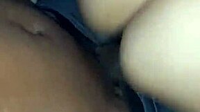 Padrastro disfruta de sus dos jóvenes hijastras culonas que prueban enorme verga por primera vez en riding sex.