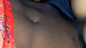 Padrastro disfruta de sus dos jóvenes hijastras culonas que prueban enorme verga por primera vez en riding sex.