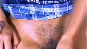 la apretada vecina del piso de arriba me tienta con su sonrisa coqueta como tímida estudiante latina