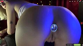 Preciosa modelo rubia de webcam joobeele shows off with dildo and feet fetish toys in European brunette style.