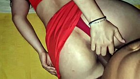 la amiga lesbiana de mi hermana se queda en mi cama después de la fiesta y follamos duro