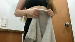 mi hijastro me espía en el baño y lo invito a pasar con su rica polla grande en doggystyle