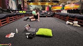 french babe on webcam fucks herself with a dildo