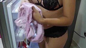 Encuentro a la madrugada a mi hijastra en ropa interior en la cocina y no me aguanto las ganas de probar su coño estrecho de 18 años con creampie y rough riding