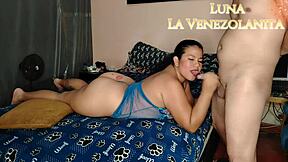 Morena nalgona se chupa y culea una verga moviendo su gran culo hasta que le dejan la cuca llena de leche. Oh damn, that was rough but so juicy in bed with lingerie on.