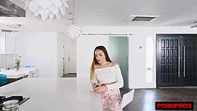 Housewife Rides Handyman's Monster Cock In Doggystyle Until Facial Cumshot