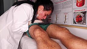 tive uma ereção na frente da enfermeira brasileira com big tits licking my monster cock