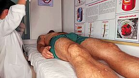 tive uma ereção na frente da enfermeira brasileira com big tits licking my monster cock