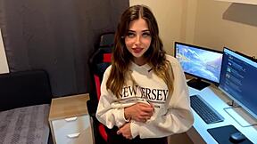 El Padrastro De Mi Amiga Me Convence Para Follar Yo Queria Ir Al Cine Y Termino Follando Con Un Gordo De 46 A�os Hablando Espa�ol Video Completo!