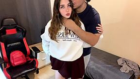 El Padrastro De Mi Amiga Me Convence Para Follar Yo Queria Ir Al Cine Y Termino Follando Con Un Gordo De 46 A�os Hablando Espa�ol Video Completo!