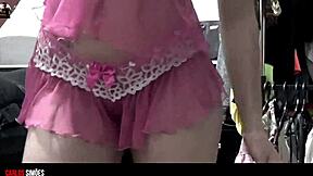 novinha linda e gostosa mostra a calcinha em lingerie caseira. a latina jovem provoca com sua ass sexy no vídeo amador.