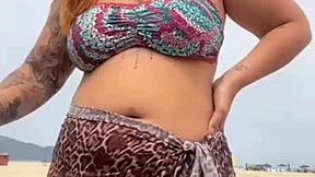 fiquei peladinha na praia na frente do cara ele ficou de pau duro e eu dei uma pegadinha no pau?