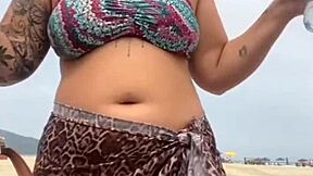 fiquei peladinha na praia na frente do cara ele ficou de pau duro e eu dei uma pegadinha no pau?