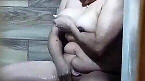 llego a casa y espio a mi cu�ada que se depila antes de ba�arse se excita y se masturba