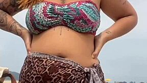 fiquei peladinha na praia na frente do cara ele ficou de pau duro e eu dei uma pegadinha no pau?