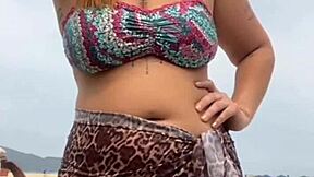 fiquei peladinha na praia na frente do cara ele ficou de pau duro e eu dei uma pegadinha no pau?