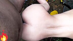 Sexo al aire libre con un extra�o me deja el co�o lleno de leche