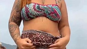 fiquei peladinha na praia na frente do cara ele ficou de pau duro e eu dei uma pegadinha no pau?