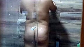 llego a casa y espio a mi cu�ada que se depila antes de ba�arse se excita y se masturba