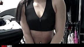 novinha linda e gostosa mostra a calcinha em lingerie caseira. a latina jovem provoca com sua ass sexy no vídeo amador.