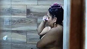 llego a casa y espio a mi cu�ada que se depila antes de ba�arse se excita y se masturba