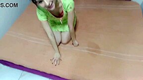 hermanastro pervertido se masturba por celos al ver a su pequena hermanastra hablando con su novio por telefono y la castiga