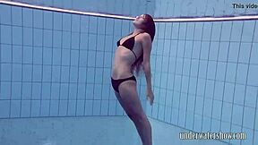 Lucy slowly takes off her bikini while teasing in the pool underwater 😘🏊