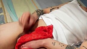 Me pilla mi hermanastra con sus bragas y ella termina la faena hasta que me corro en su boca!