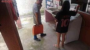 Dona De Casa Casada Paga Técnico De Máquina De Lavar Com a Bunda Enquanto Marido Esta Fora