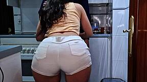 mi padrastro me atrapa en la cocina y terminamos cogiendo cuando mi mama esta trabajando