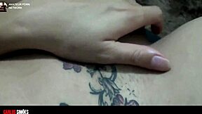 Lambendo chupando a buceta bucetinha gostoso suculenta da morena de vestido sem calcinha