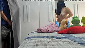 meia-irmã ajuda meio-irmão na punheta com conversa suja e toque kinky