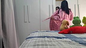 meia-irmã ajuda meio-irmão na punheta com conversa suja e toque kinky