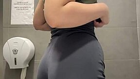 Big Ass Babe Delivers Extreme Squirting On Cam