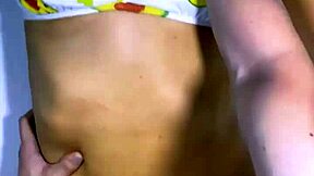 La mejor amiga y el infiel se miraron con deseo mientras sus manos se tocaban y terminaron en su habitación.