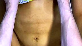 La mejor amiga y el infiel se miraron con deseo mientras sus manos se tocaban y terminaron en su habitación.