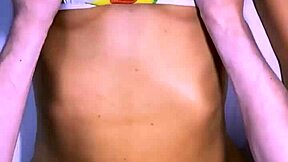 La mejor amiga y el infiel se miraron con deseo mientras sus manos se tocaban y terminaron en su habitación.