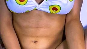 La mejor amiga y el infiel se miraron con deseo mientras sus manos se tocaban y terminaron en su habitación.