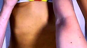 La mejor amiga y el infiel se miraron con deseo mientras sus manos se tocaban y terminaron en su habitación.